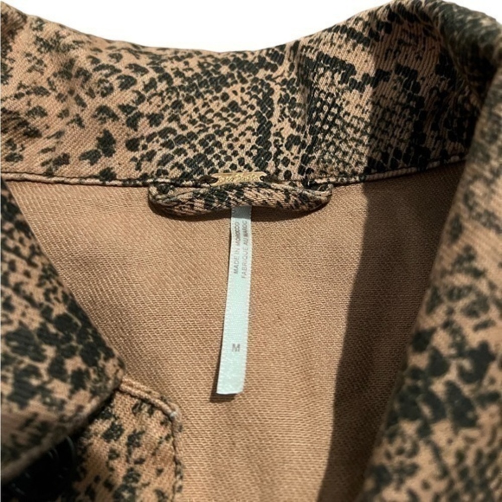 Free People Brown Snake Reptile Animal Print Trucker Jacket Size‎ Medium - Picture 4 of 9